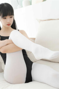 【写真】紧急企划 – 一只喵喵梓 吊带白丝 【85P-310MB/秒传链接】